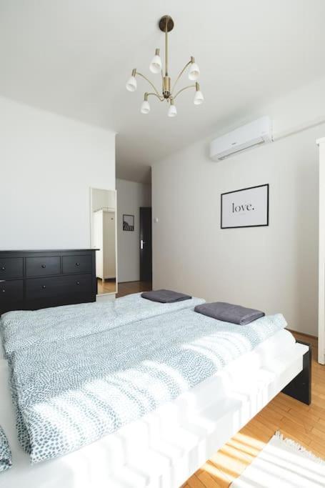 부다페스트 Bright Downtown Balcony Retreat 아파트 외부 사진