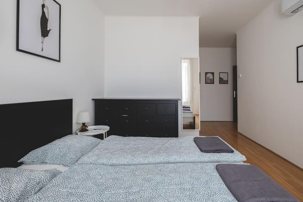 부다페스트 Bright Downtown Balcony Retreat 아파트 외부 사진
