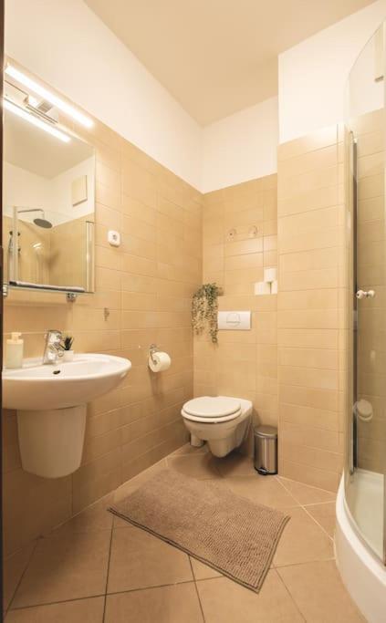 부다페스트 Bright Downtown Balcony Retreat 아파트 외부 사진