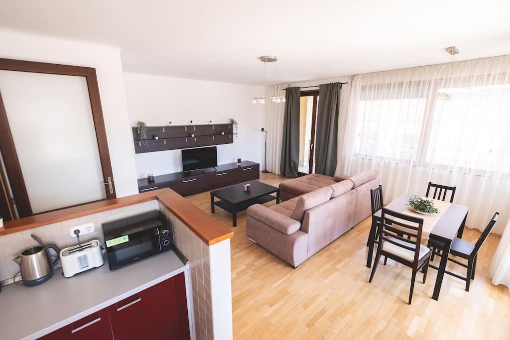 부다페스트 Bright Downtown Balcony Retreat 아파트 외부 사진