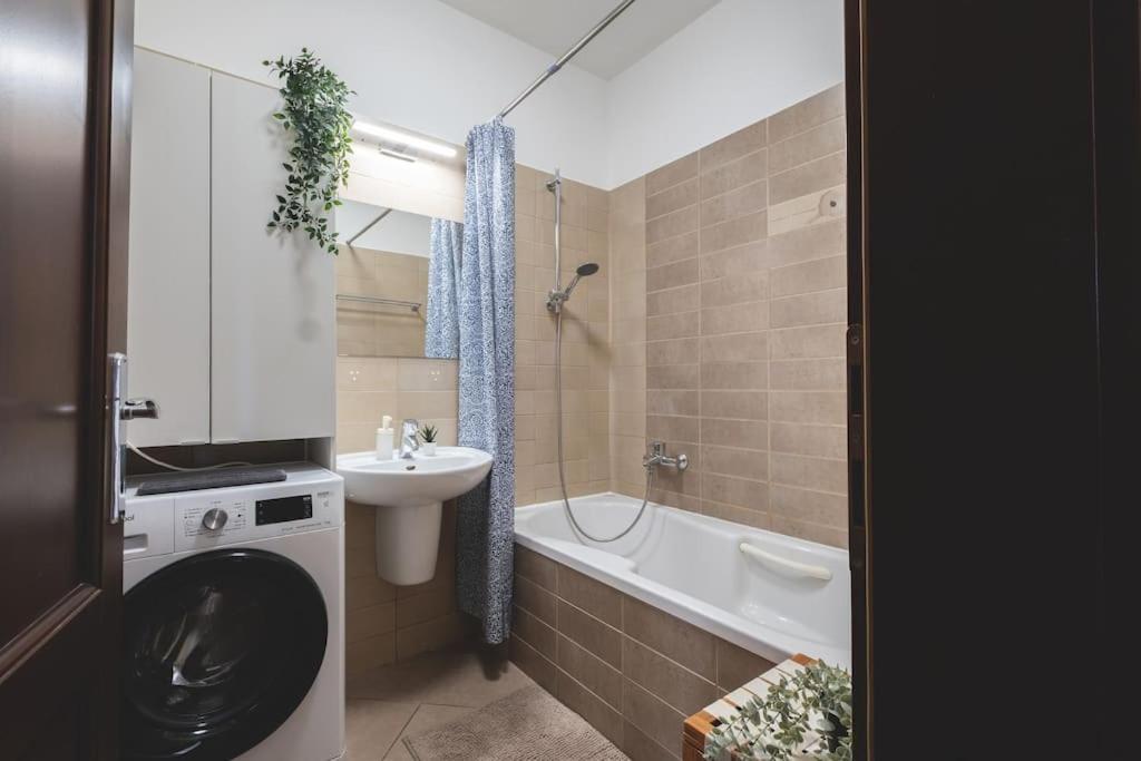 부다페스트 Bright Downtown Balcony Retreat 아파트 외부 사진