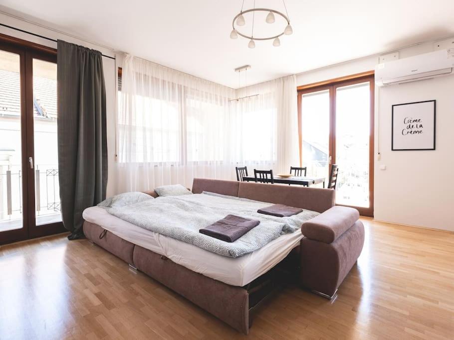 부다페스트 Bright Downtown Balcony Retreat 아파트 외부 사진